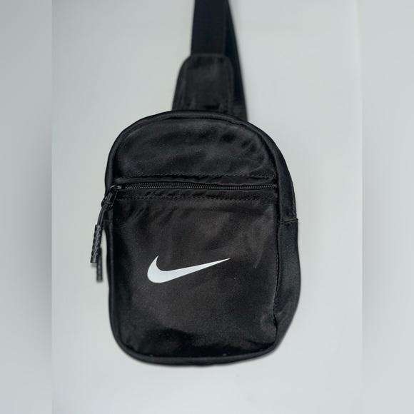 Nike Black Crossbody Bag: Stylish and Practical Accessory - Picture 5 of 7